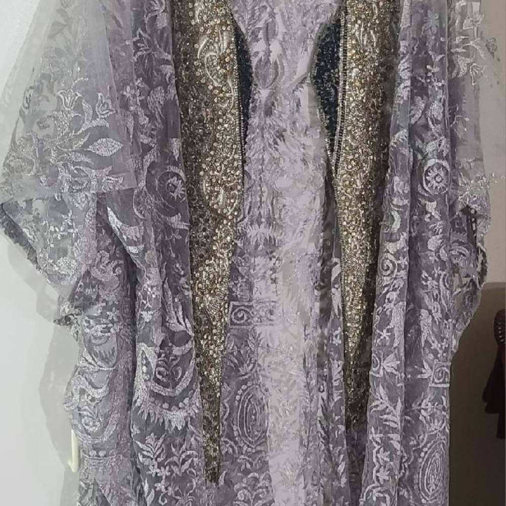 Elegant Embellished Cape in Gold and Black - Picture 2 of 8